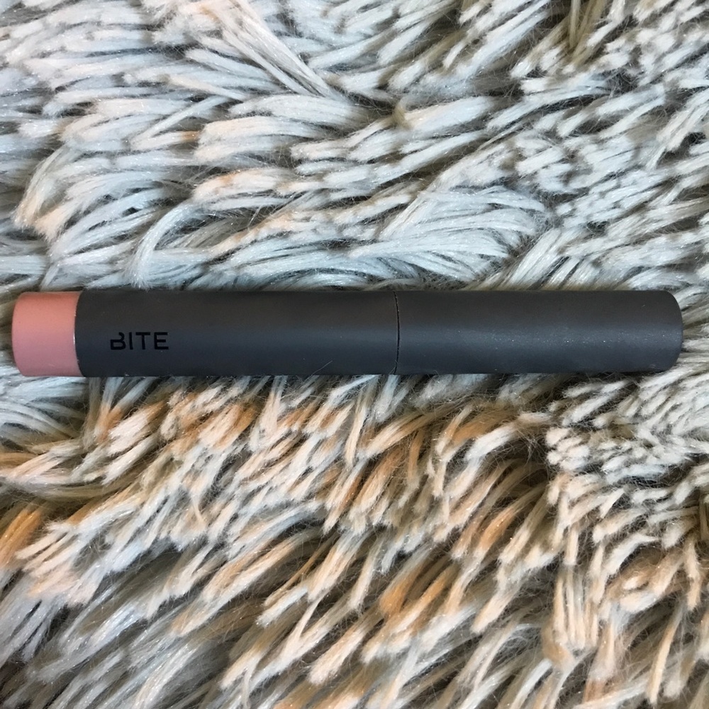 Bite matte creme lip crayon in leche